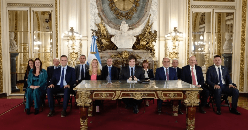 Funcionarios de gobierno de Milei anunciando levantamiento CEPO